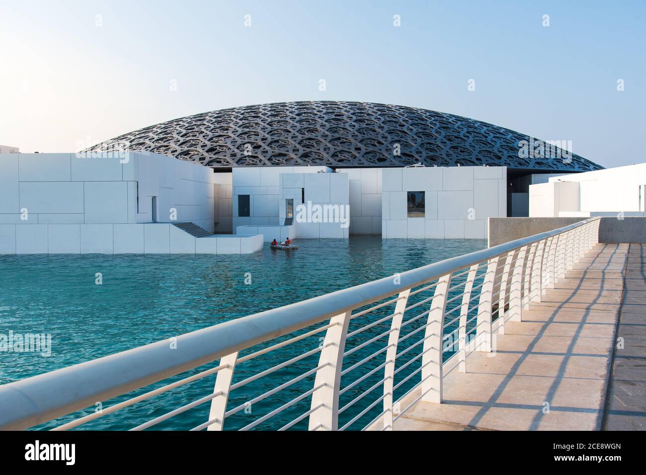 Abu Dhabi, Émirats arabes Unis - 30 novembre 2019 : Musée du Louvre à Abu Dhabi émirat des Émirats arabes Unis au coucher du soleil Banque D'Images