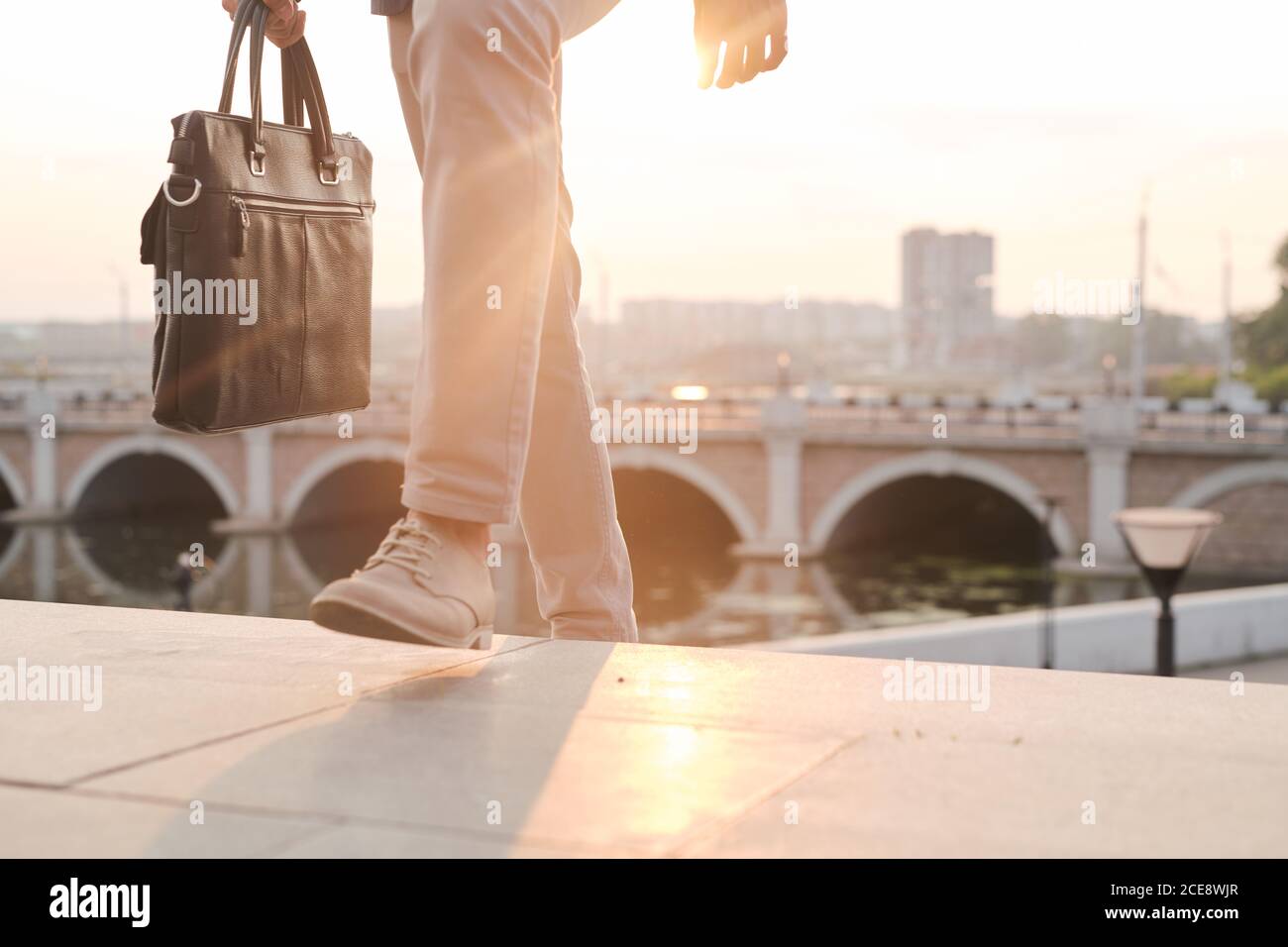 Gros plan d'un homme méconnaissable qui porte une mallette et qui se déplace vers le haut des escaliers "pendant qu’il va au travail le matin. Banque D'Images