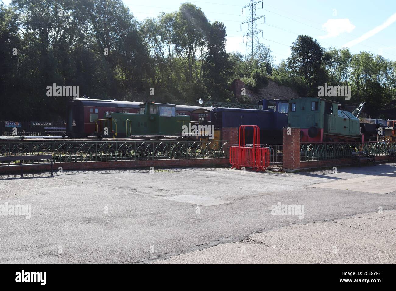 TRAINS ET AUTOCARS AU CENTRE DU PATRIMOINE D'ELSECAR, BARNSLEY, YORKSHIRE DU SUD, ANGLETERRE. Banque D'Images