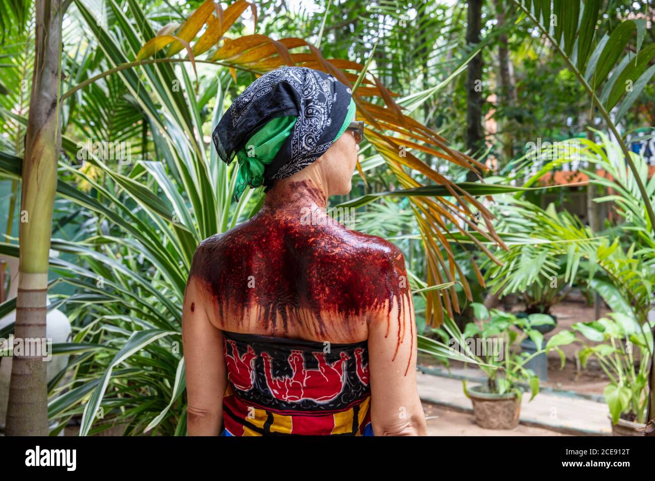Sri Lanka, Waduwa, Life Ayurveda Resort. Traitement Panchakarma. LEPA. Les poudres médicinales et les herbes sont faites dans une pâte et appliquées sur le corps. Banque D'Images