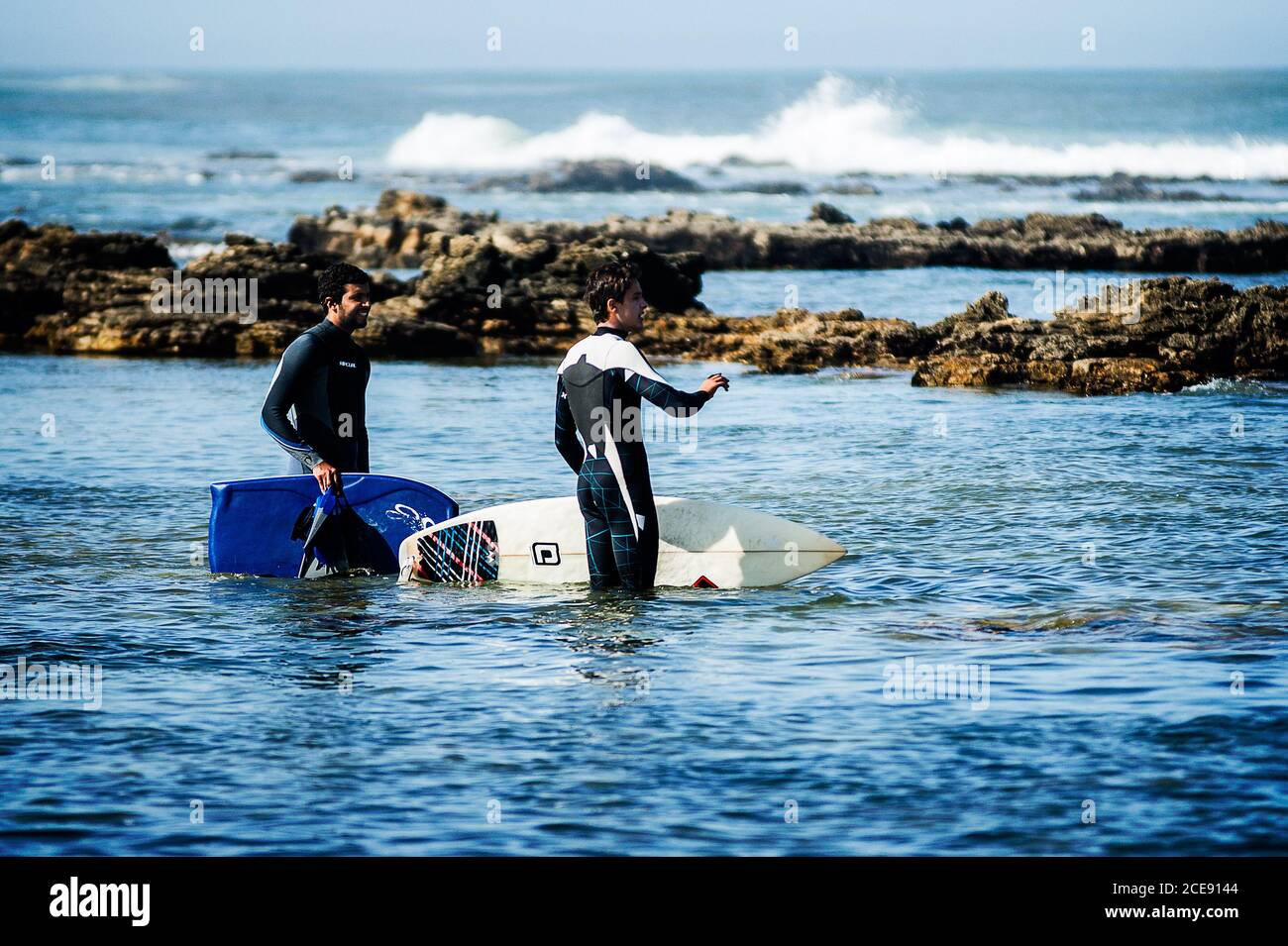 El Jadida - Maroc; 09-26-2012: Deux amis qui parlent pendant qu'ils sont prêts pour le surf Banque D'Images