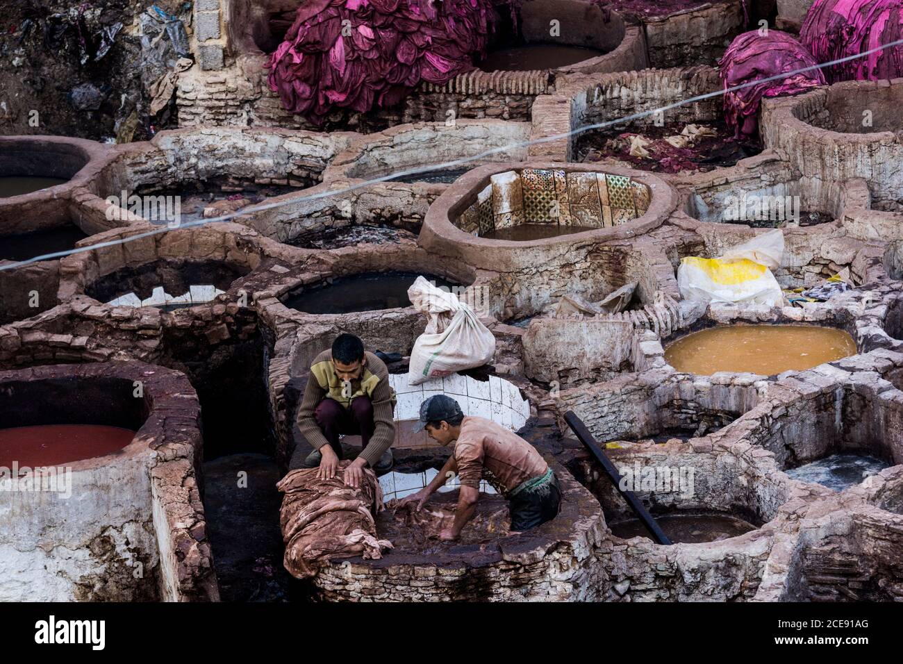 Fez - Maroc; 12-07-2013: Hommes travaillant dans une tannerie dans la ville de Fès Banque D'Images