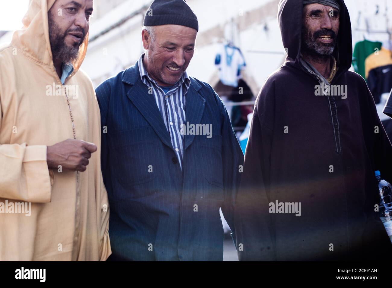 Essaouira - Maroc; 09-28-2013: Les vieux se réveillant par le marché Banque D'Images