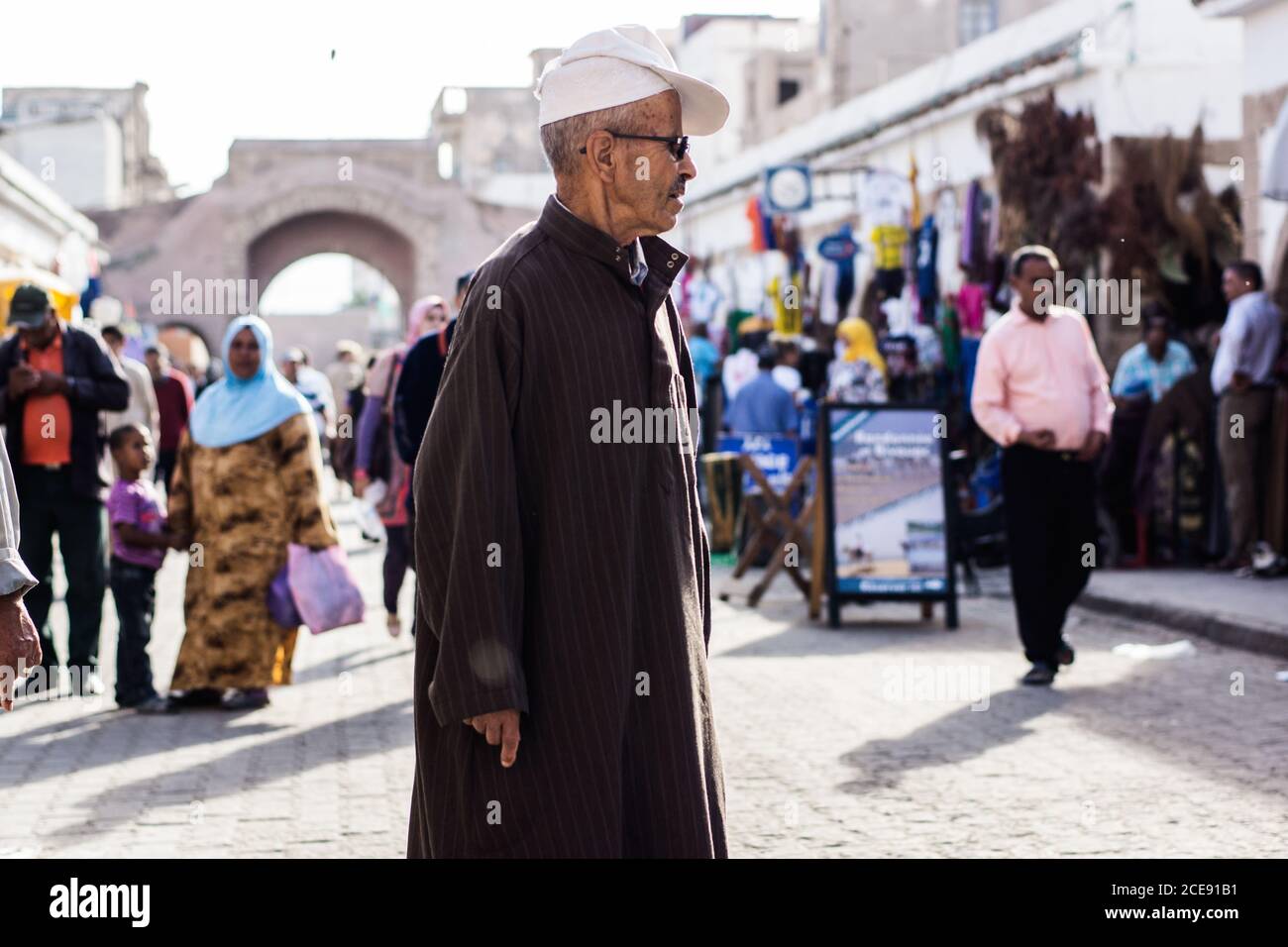Essaouira - Maroc; 09-28-2013: Vieil homme se réveillant par le marché Banque D'Images