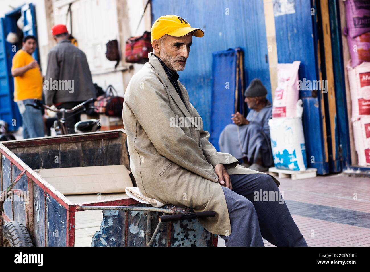 Essaouira - Maroc; 09-28-2013: Vieil homme ayant un repos sur le marché Banque D'Images