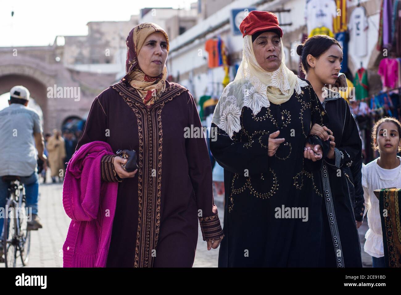 Essaouira - Maroc; 09-28-2013: Les vieilles femmes se réveillant par le marché Banque D'Images