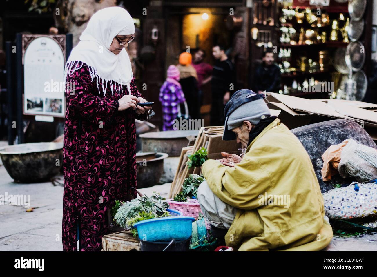 Essaouira - Maroc; 09-28-2013: Quelques personnes effectuant un achat sur le marché Banque D'Images