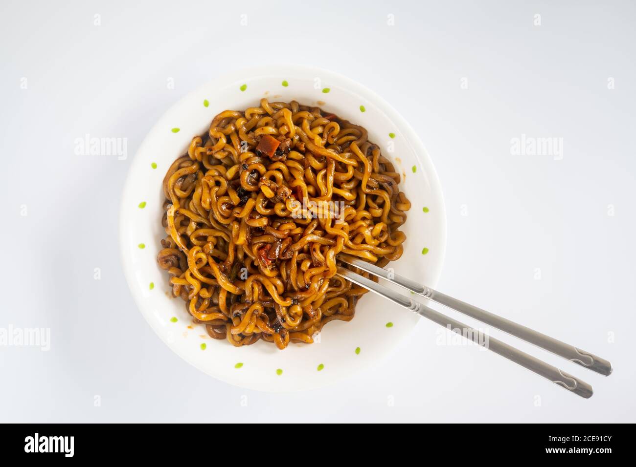 Parfois, je cuisinez du jajangmyeon instantané quand je suis fatigué de cuisiner. Cuisiner est aussi simple que le ramen. Bien sûr, le prix est bon marché et le goût est bon. Banque D'Images