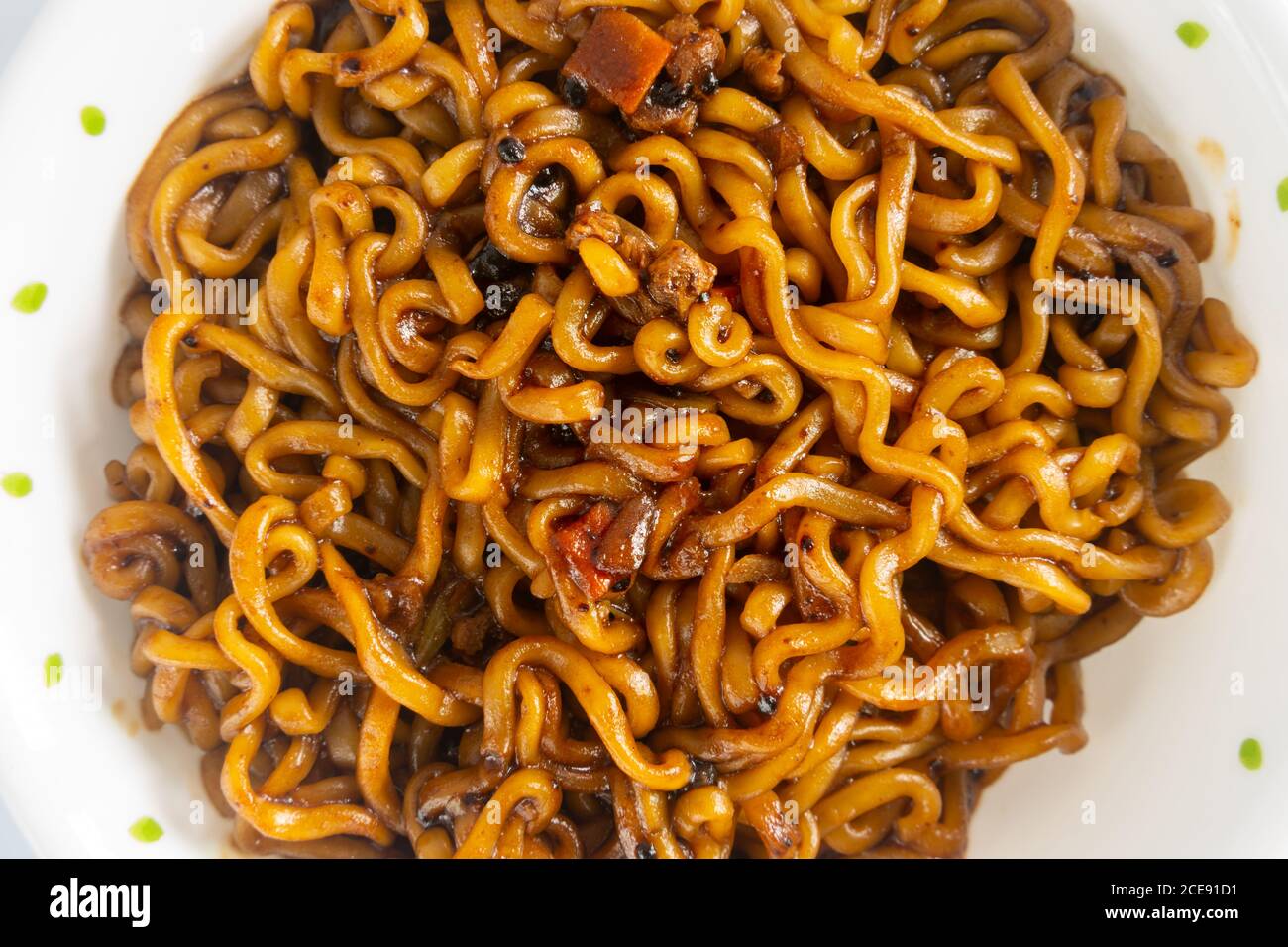 Parfois, je cuisinez du jajangmyeon instantané quand je suis fatigué de cuisiner. Cuisiner est aussi simple que le ramen. Bien sûr, le prix est bon marché et le goût est bon. Banque D'Images