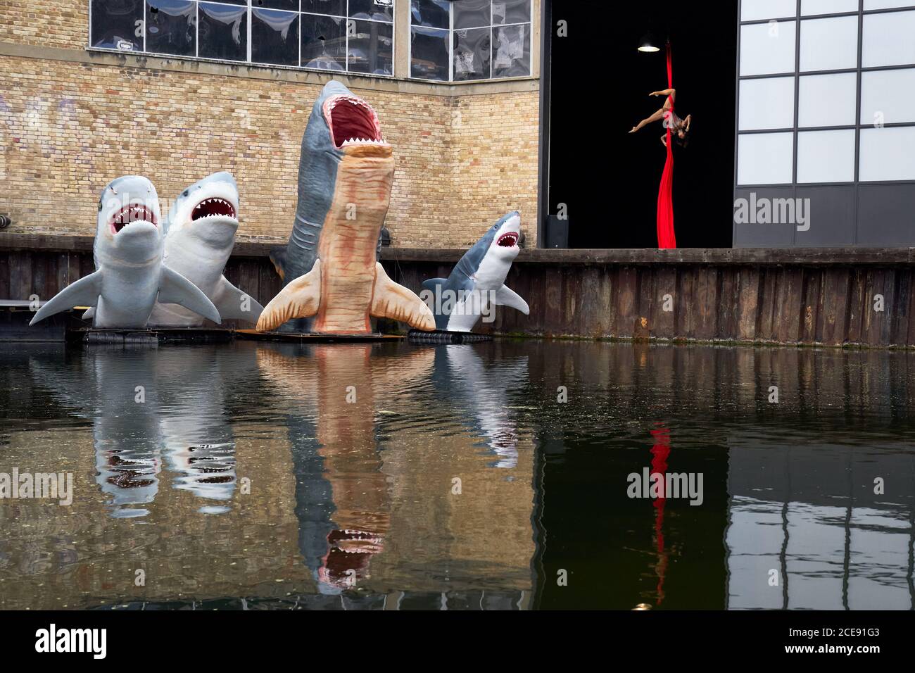 Jackie le, aerialiste, se produit lors d'une brève représentation de danse à distance à Hoxton Docks avant la fermeture de l'événement par le police Banque D'Images