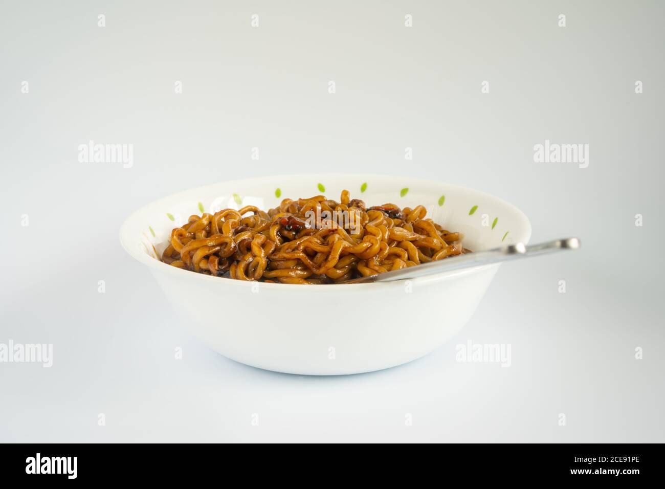 Parfois, je cuisinez du jajangmyeon instantané quand je suis fatigué de cuisiner. Cuisiner est aussi simple que le ramen. Bien sûr, le prix est bon marché et le goût est bon. Banque D'Images