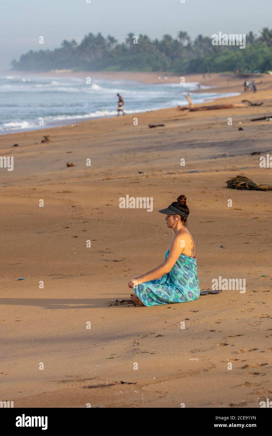 Sri Lanka, Waduwa, Life Ayurveda Resort. Femme méditant sur la plage. Banque D'Images