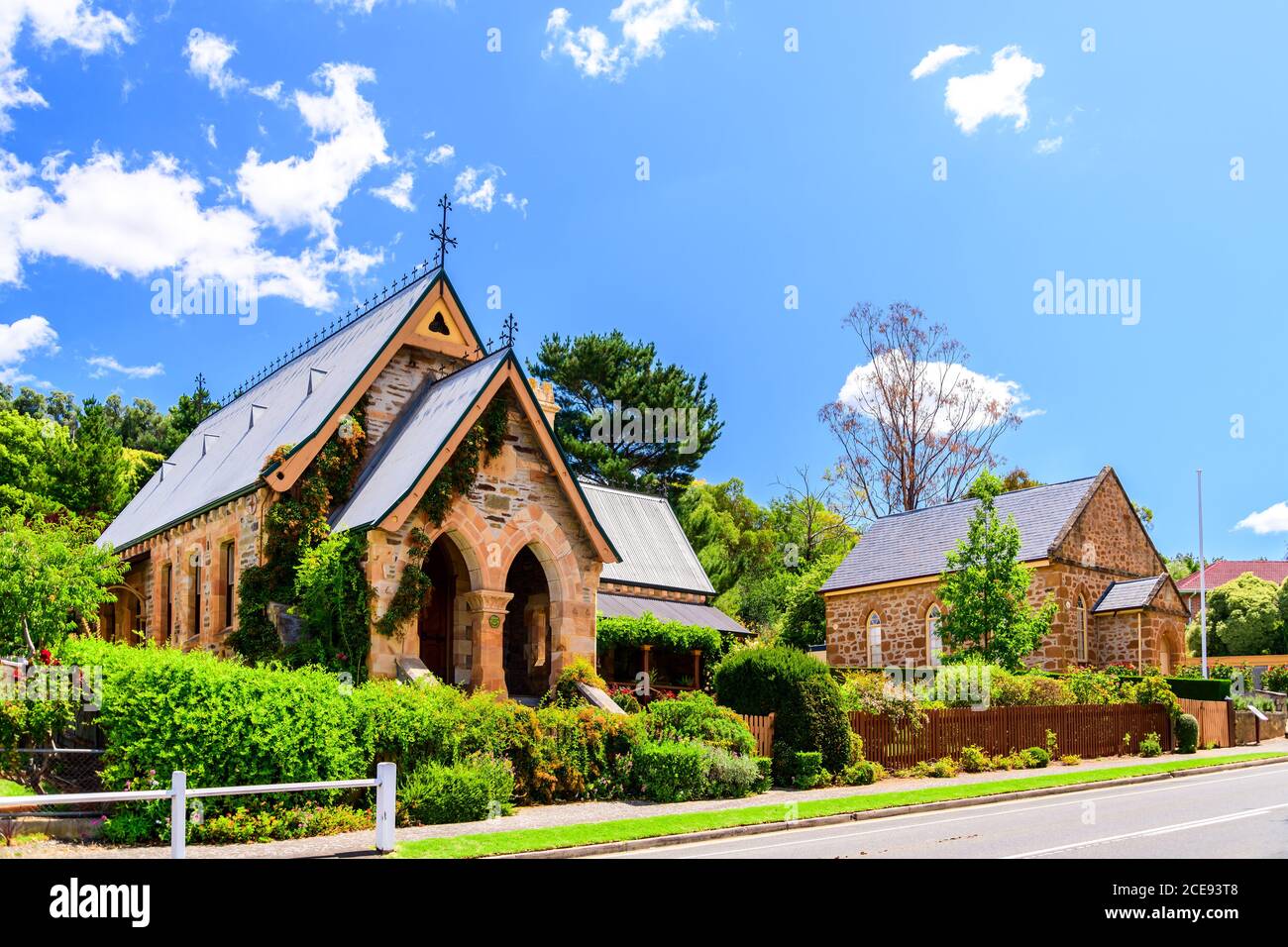 Adelaide Hills, Australie-Méridionale - 9 février 2020 : ancien poste de police de Clarendon avec palais de justice et hall historique par une journée bien remplie Banque D'Images