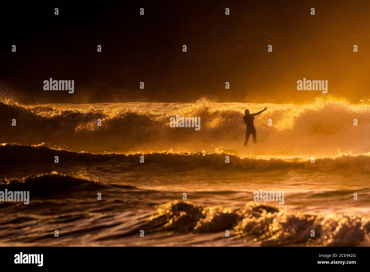 Une séance de surf au soleil à Fistral, à Newquay, en Cornouailles. Banque D'Images