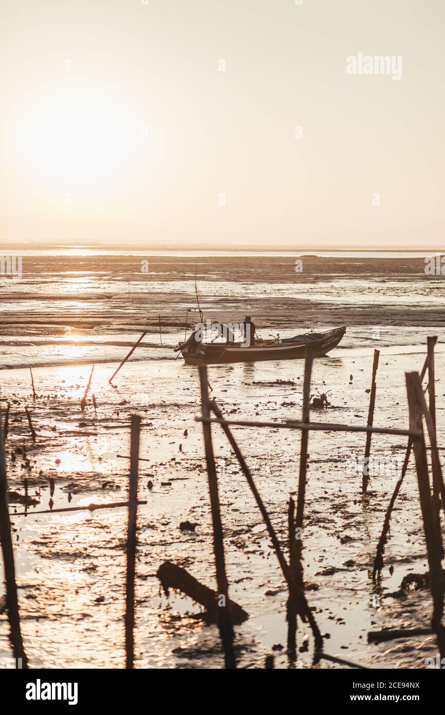 Pêche à la voile en bateau dans l'eau Banque D'Images