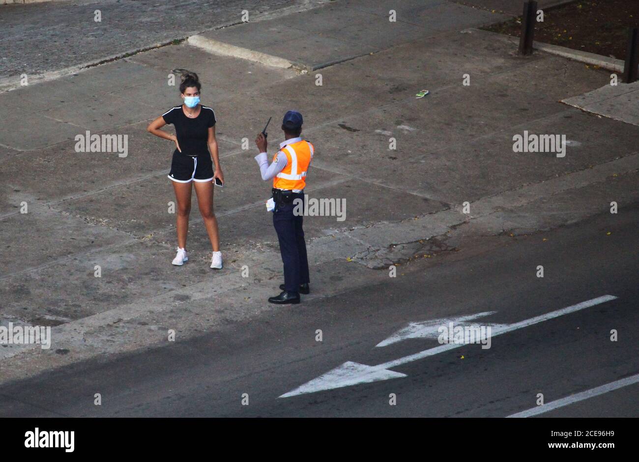 Havanna, Cuba. 28 août 2020. Un policier parle à une femme à un poste de contrôle à la Havane. En raison d'une augmentation du nombre de nouveaux cas de corona, un couvre-feu sera imposé à la Havane entre 7 heures et 5 heures du 1er au 15 septembre. Crédit : Guillermo Nova/dpa/Alay Live News Banque D'Images