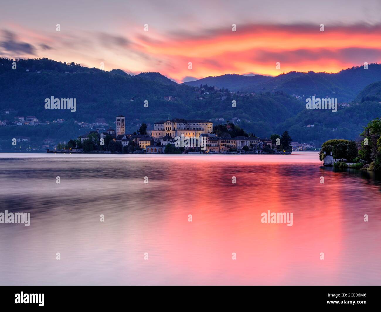 Coucher de soleil sur Islo San Giulio dans le lac Orta. Banque D'Images