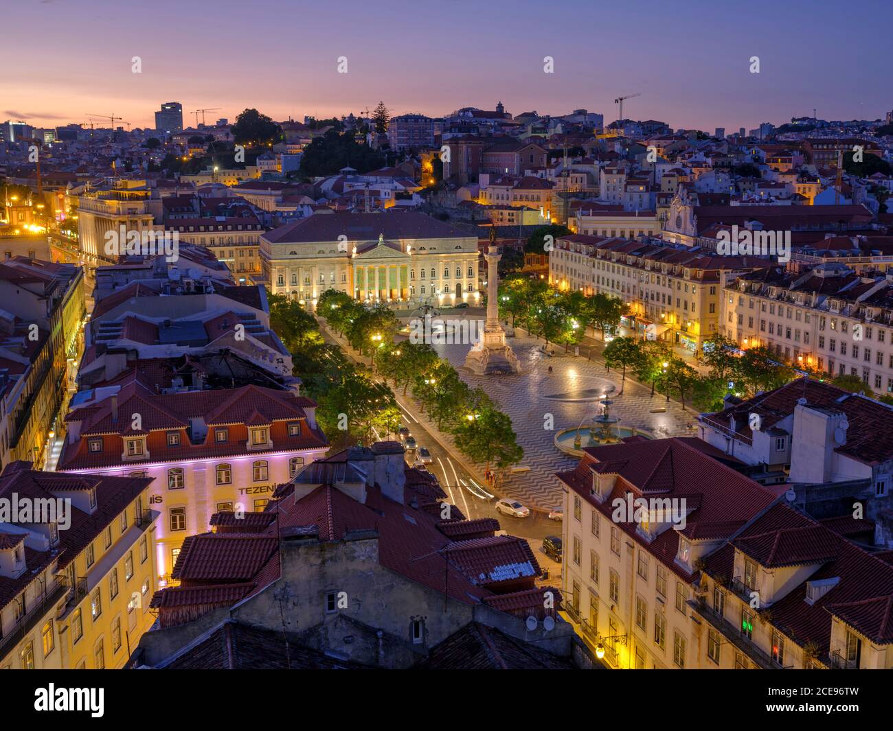 Une vue sur la place Rossio à Lisbonne la nuit. Banque D'Images