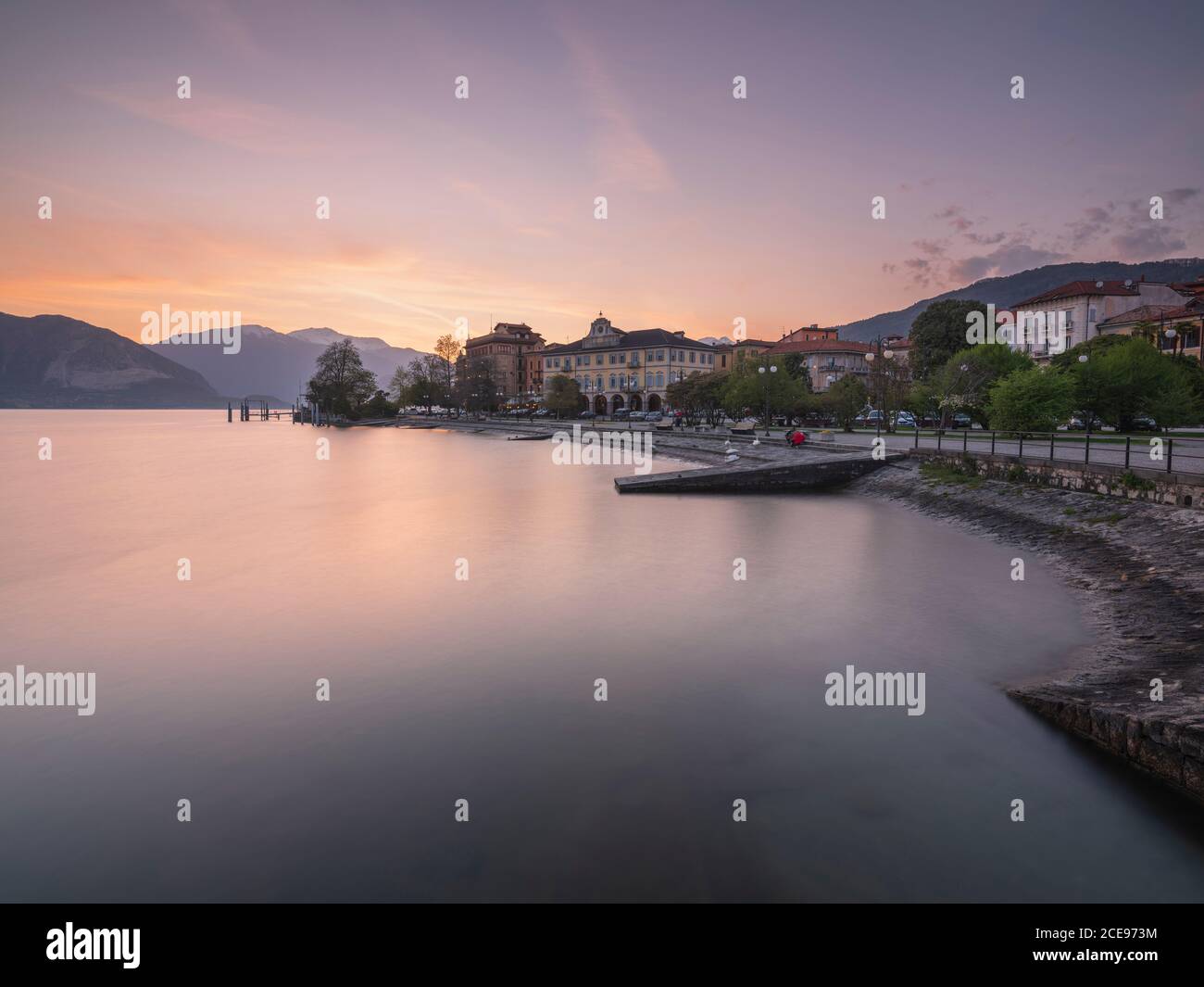 Coucher de soleil à Verbania sur le lac majeur. Banque D'Images