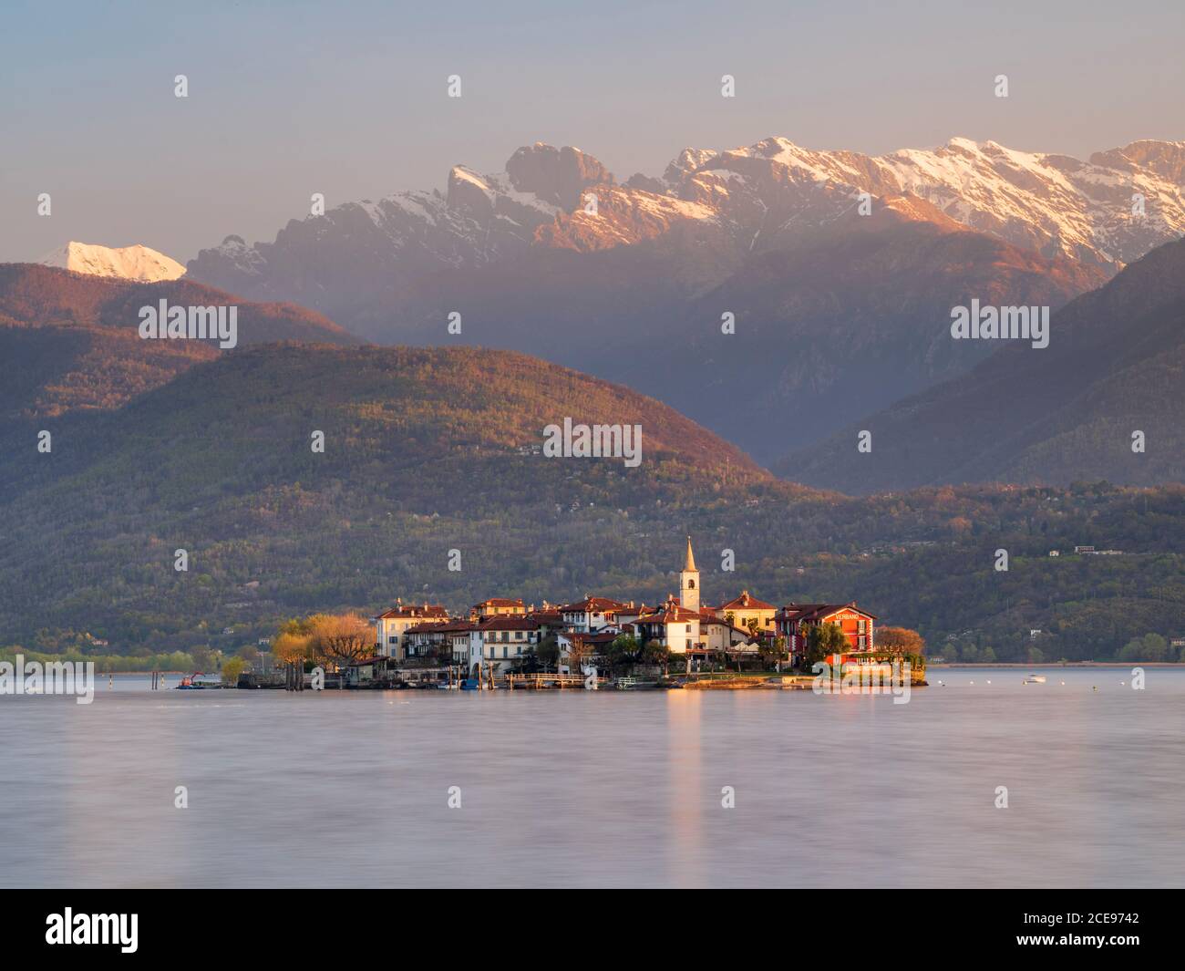 Vue sur Isola Superiore ou Isola dei Pescatori dans le lac majeur en plein soleil le matin au printemps. Banque D'Images