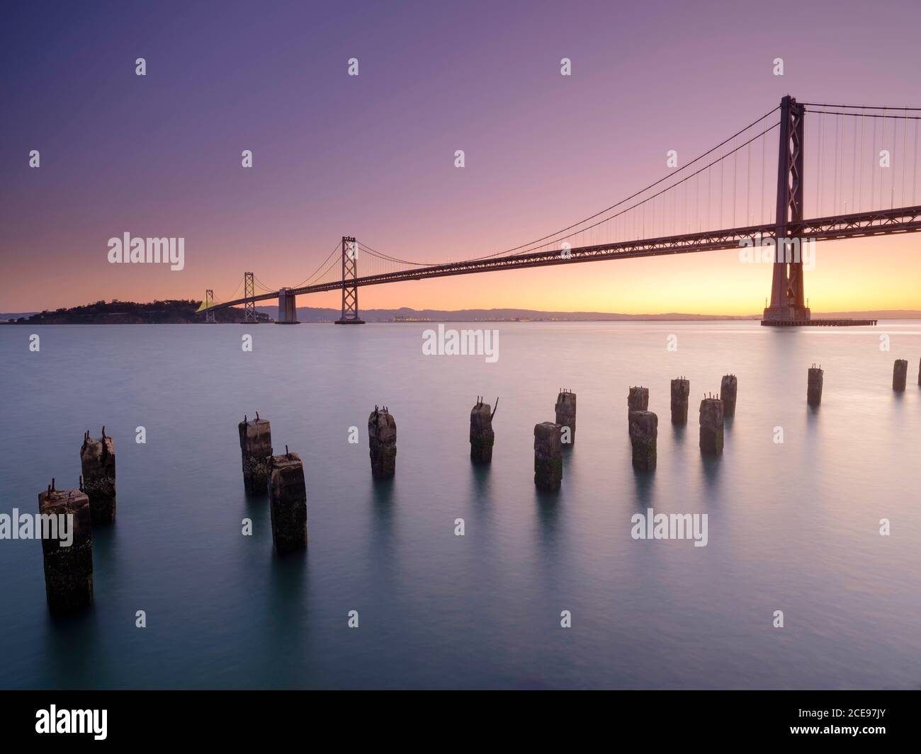 Lever du soleil au pont de la baie d'Oakland à San Francisco. Banque D'Images