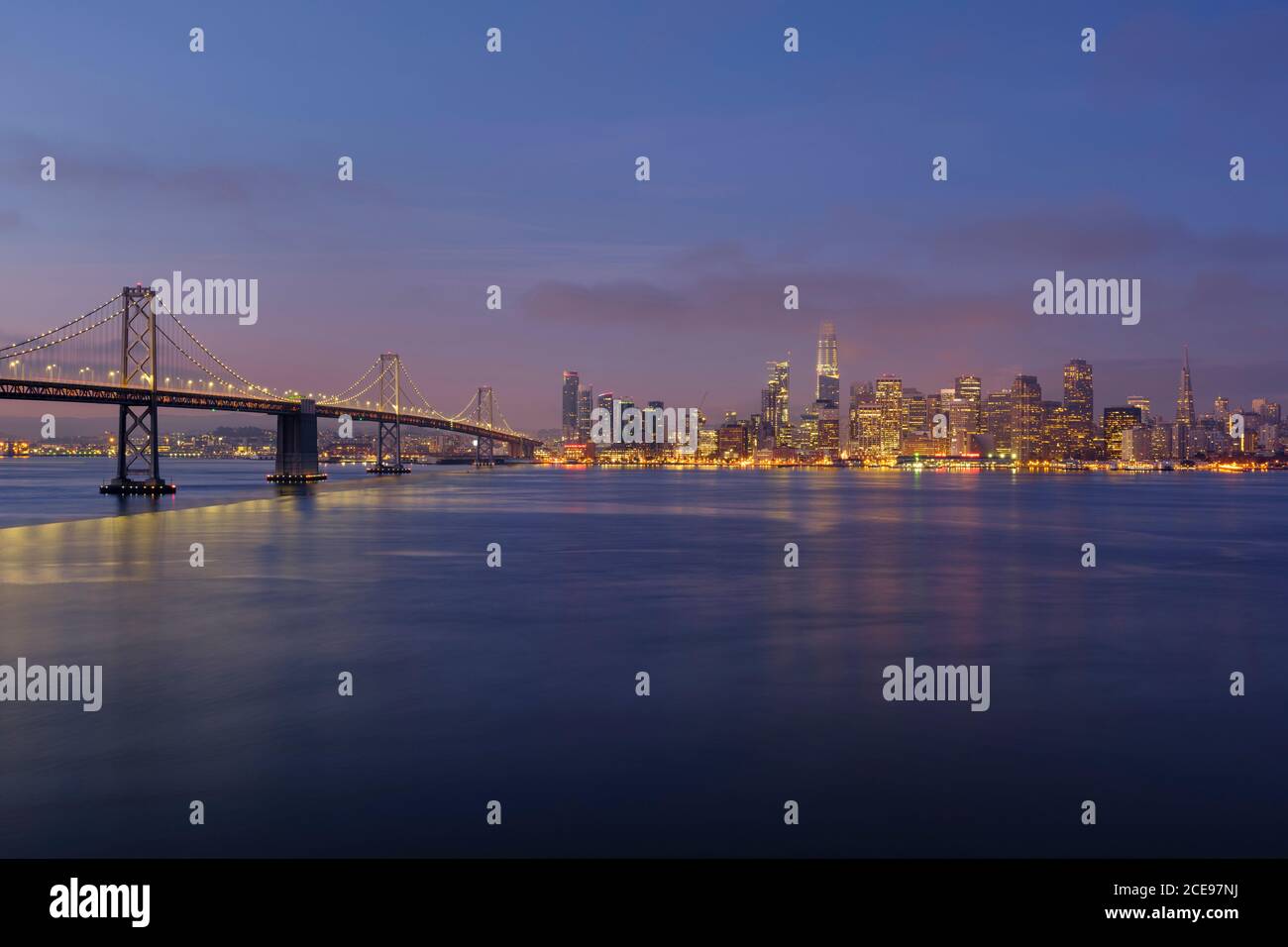 Vue sur San Francisco et le pont de la baie d'Oakland avant le lever du soleil. Banque D'Images