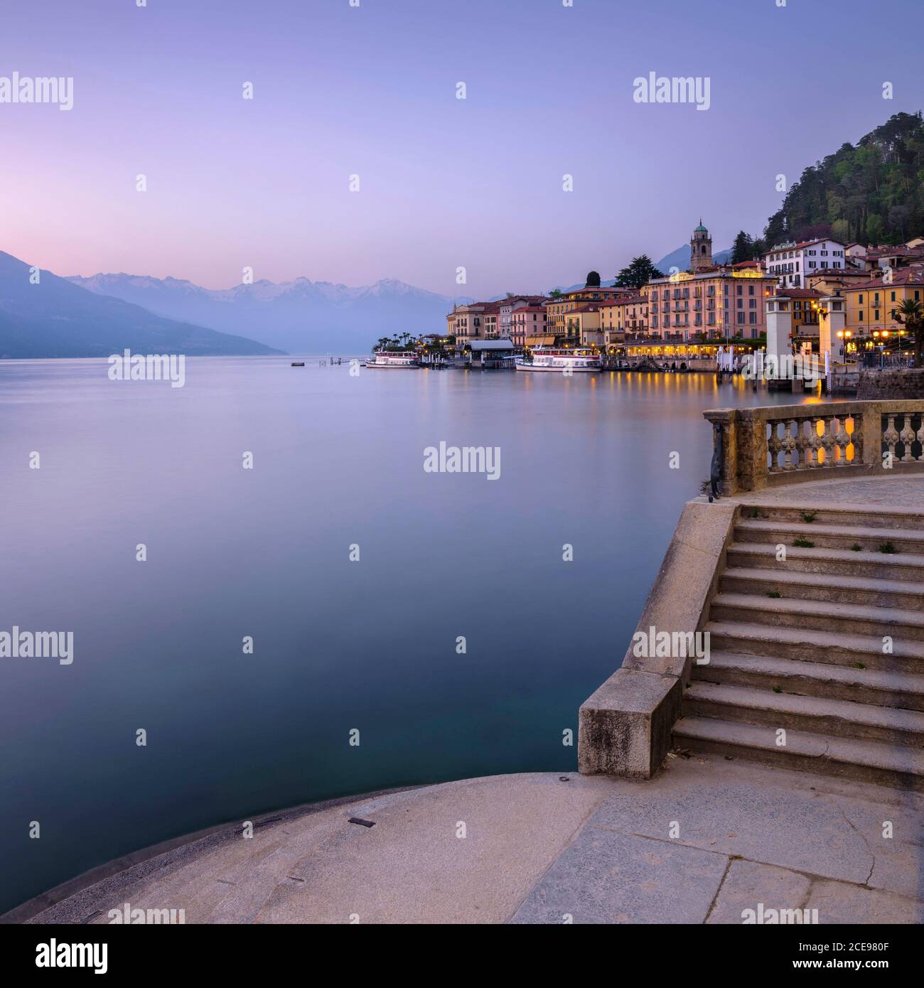 Bellagio sur le lac de Côme au crépuscule. Banque D'Images