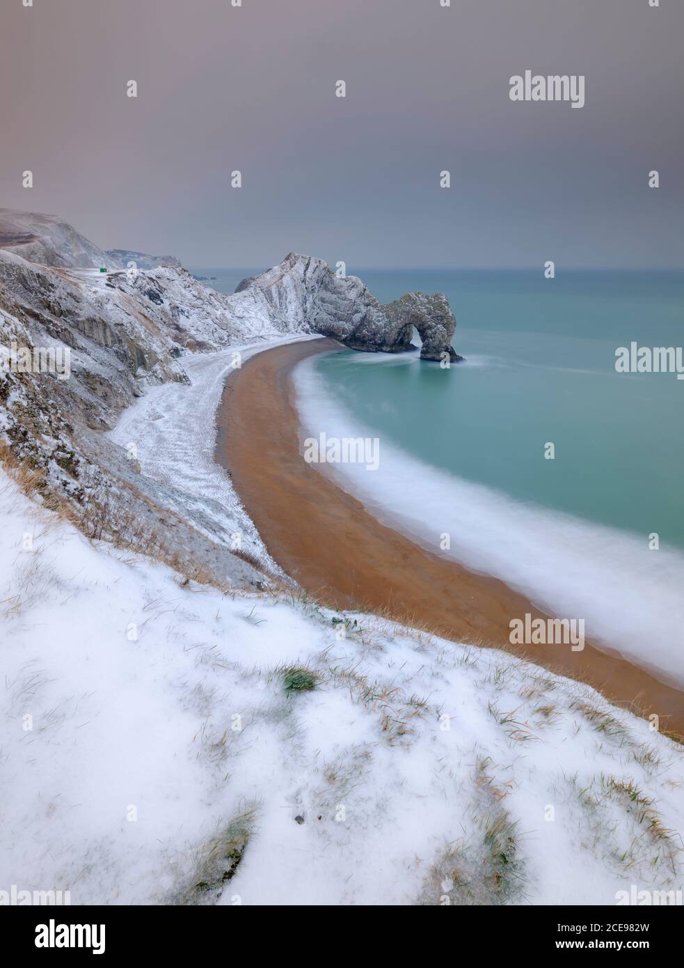 L'arche de roche de la porte Durdle recouverte de neige. Banque D'Images