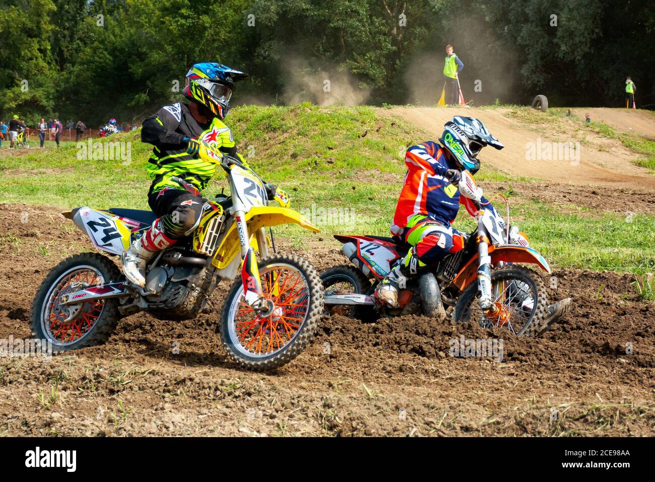 uzhhorod, ukraine - 24 JUIN 2018 : motocross motards en action. vélos dans la poussière et la saleté. Entraînement sportif extrême Banque D'Images