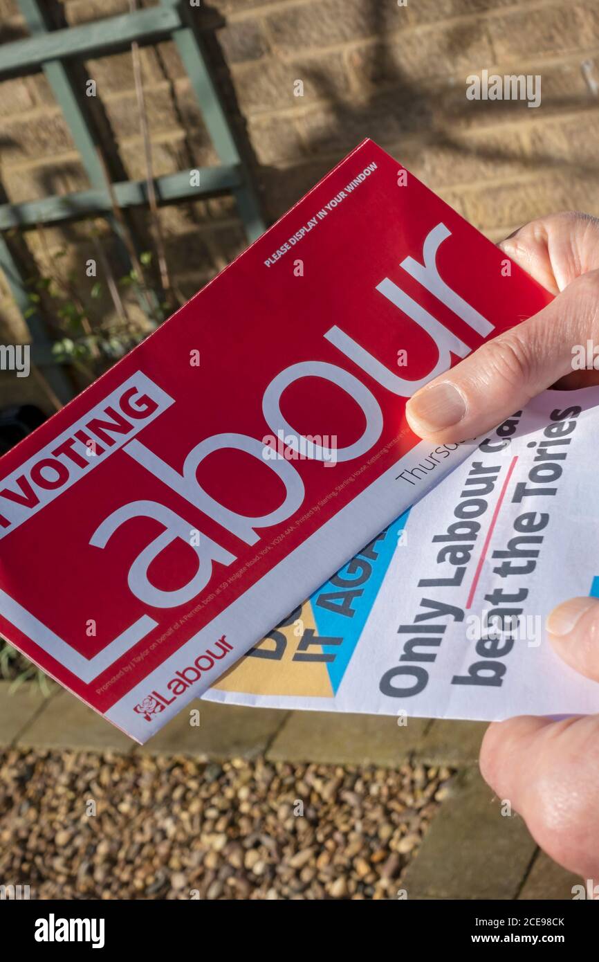 Gros plan de l'homme tenant des tracts de l'élection générale du Parti travailliste de 2019. Banque D'Images