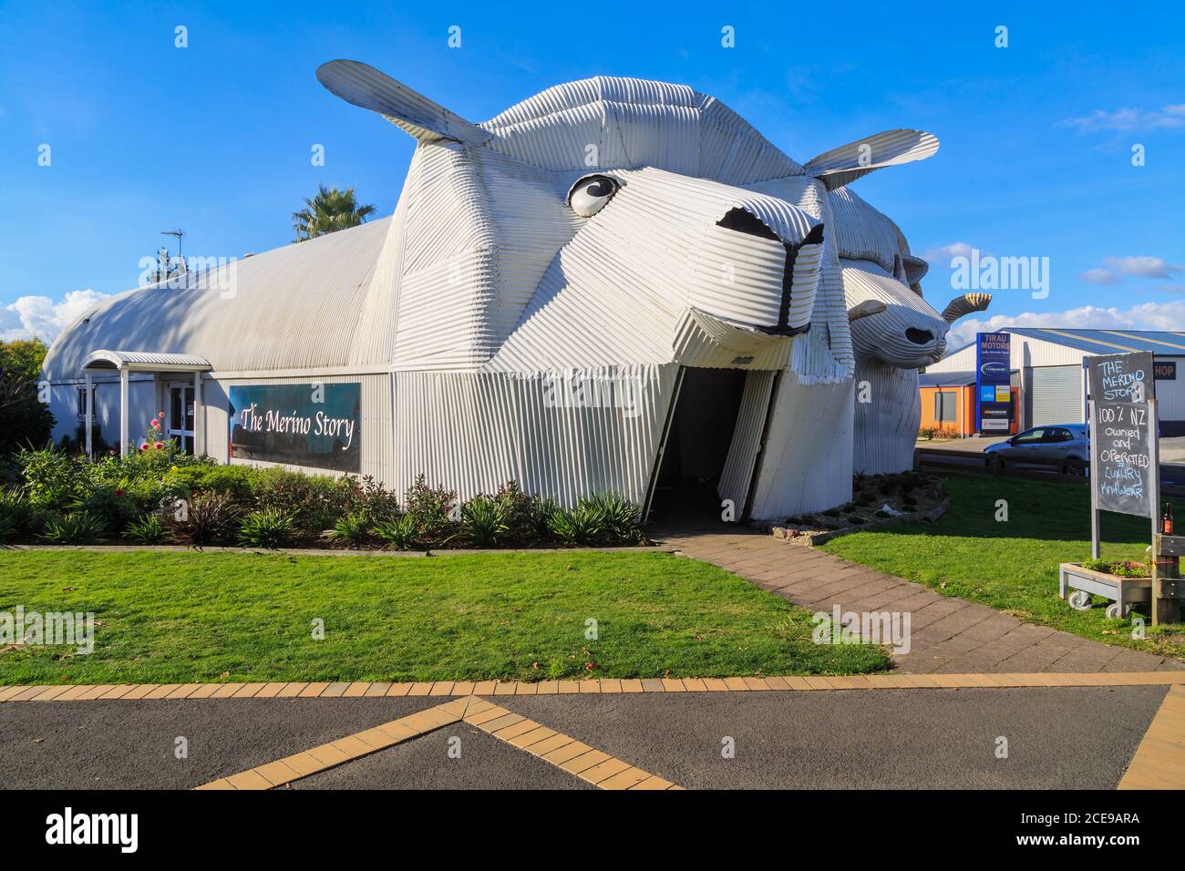 Tirau, Nouvelle-Zélande. Sculpture géante en fer ondulé d'un mouton, avec « l'histoire de Merino », un magasin de vêtements de laine à l'intérieur. 5/5/2019 Banque D'Images