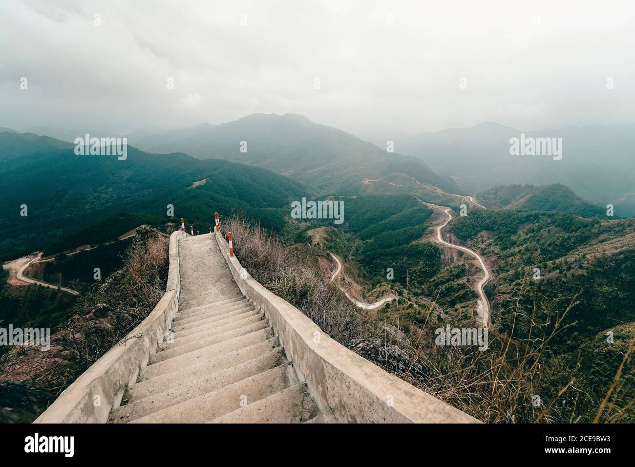 Image panoramique de la région des montagnes de Binh Lieu dans la province de Quang Ninh, dans le nord-est du Vietnam. C'est la région frontalière du Vietnam - Chine. Banque D'Images