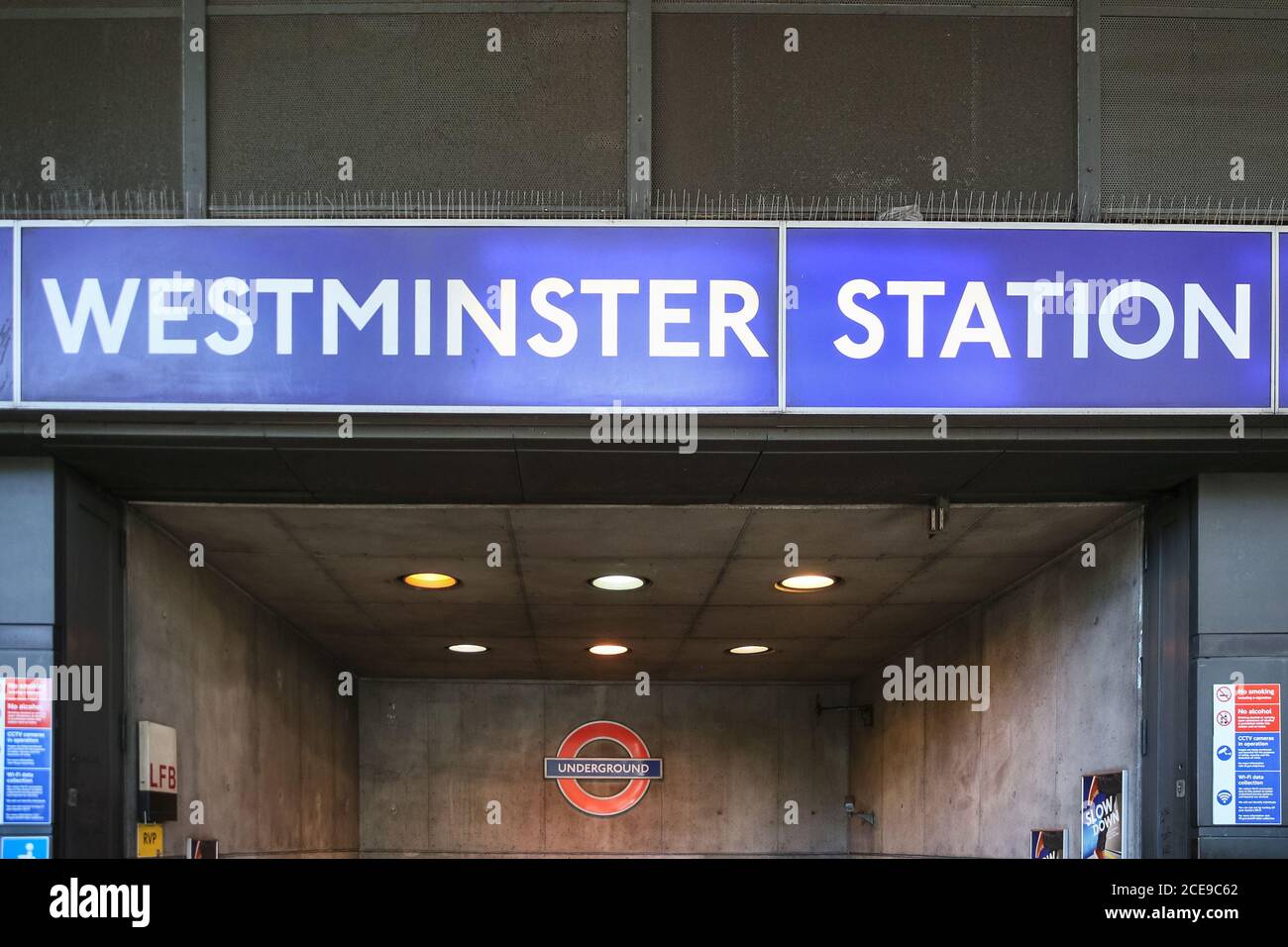 Entrée de la station de métro Westminster tube dans le centre de Londres, Angleterre, Royaume-Uni Banque D'Images