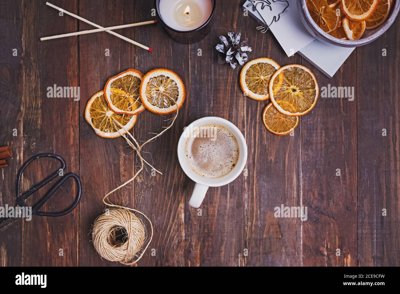 Séchez les oranges, le café et la bougie sur une table en bois Banque D'Images