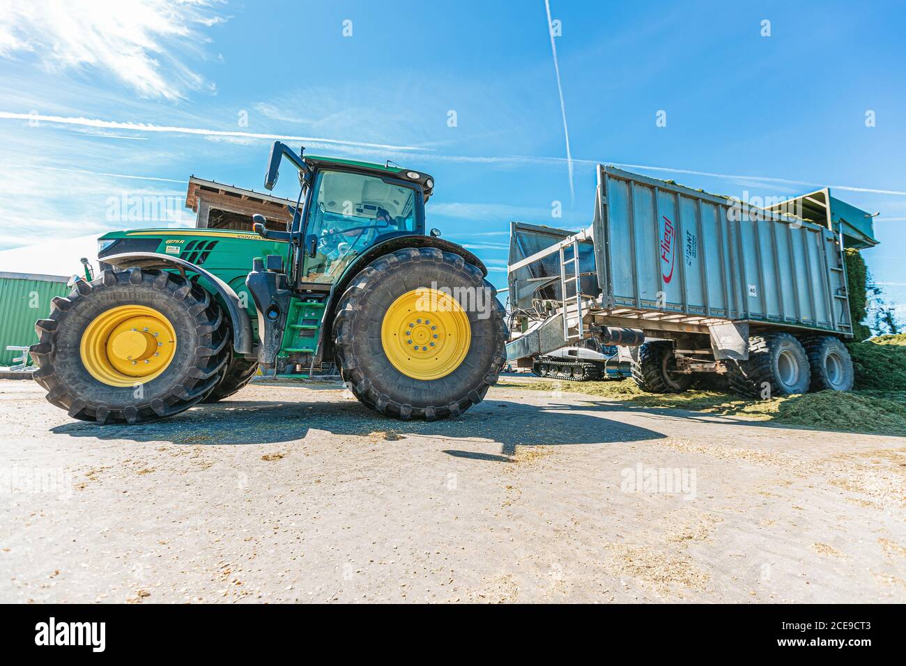 BAVIÈRE / ALLEMAGNE - 20 AOÛT 2020 : tracteur John Deere avec un wagon-chargeur, travaillant sur une usine de biogaz Banque D'Images