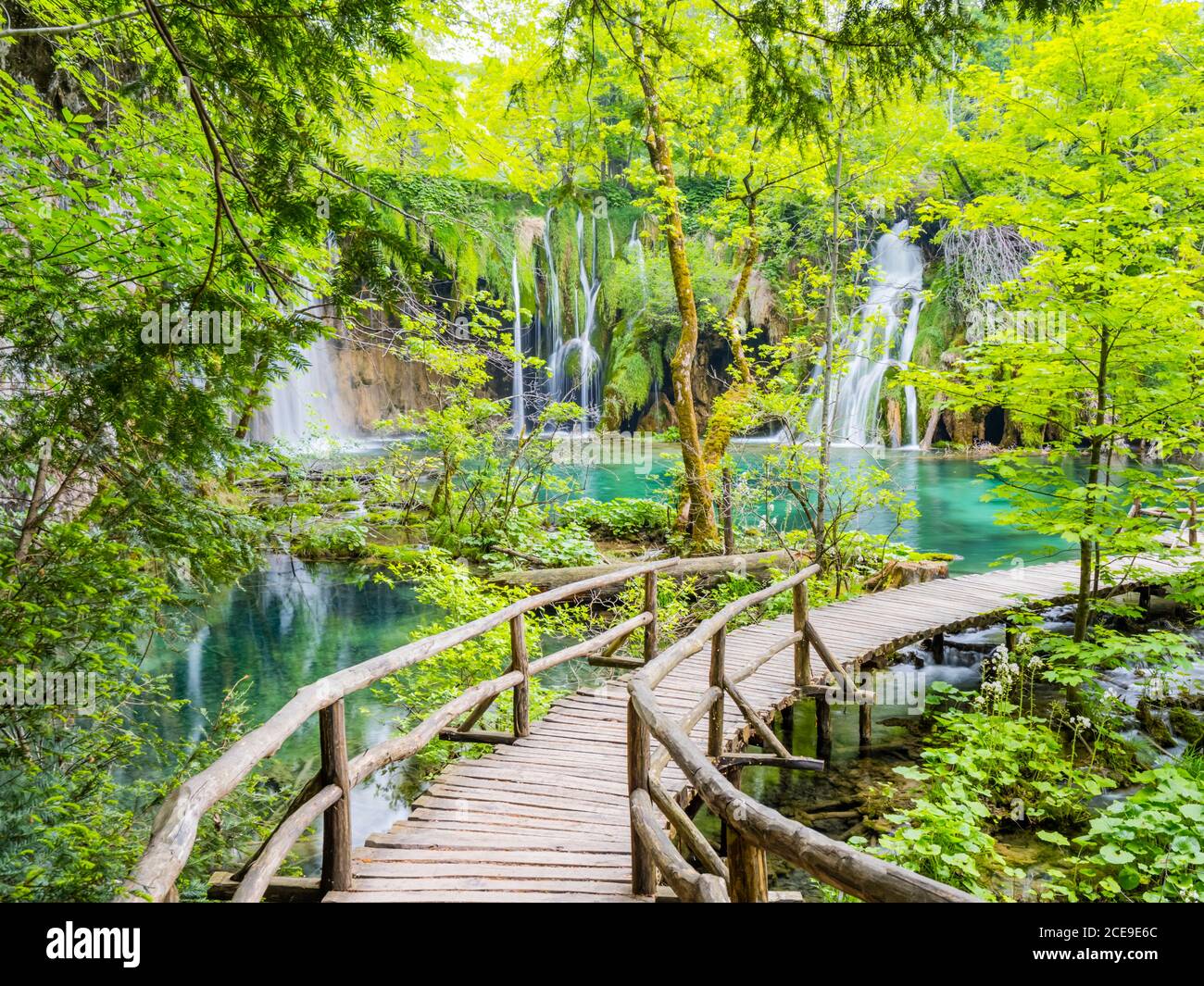 Vues fantastiques une vue incroyable comme le parc national des terres de contes de fées de rêve Lacs de Plitvice en Croatie Europe eau écoulement cascade Banque D'Images