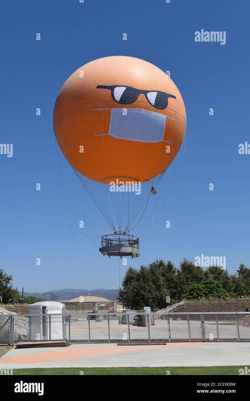 IRVINE, CALIFORNIE - 30 AOÛT 2020: The Orange County Great Park Balloon levant des sports un masque COVID-19 et des lunettes de soleil pour rappeler aux visiteurs de la TH Banque D'Images