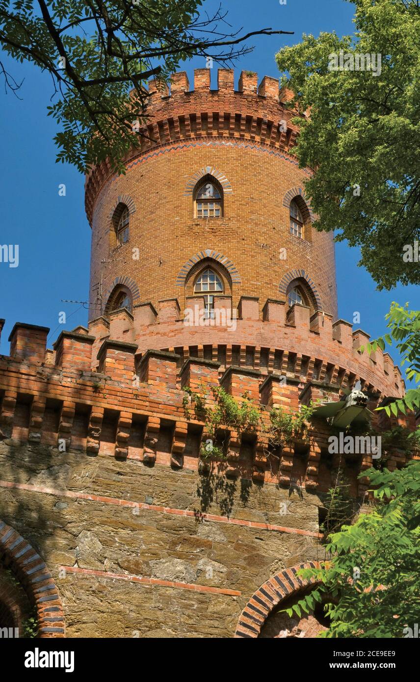 Tour crénelée et mur au château de Kamieniec Ząbkowicki dans la région de Basse-Silésie, Pologne Banque D'Images