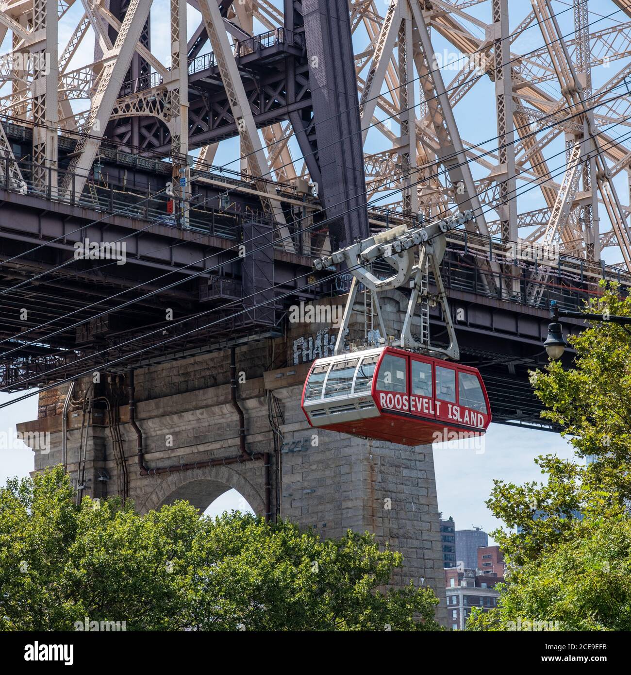 Roosevelt Island Tram avec le pont Ed Koch Queensboro Bridge en arrière-plan, New York, New York Banque D'Images