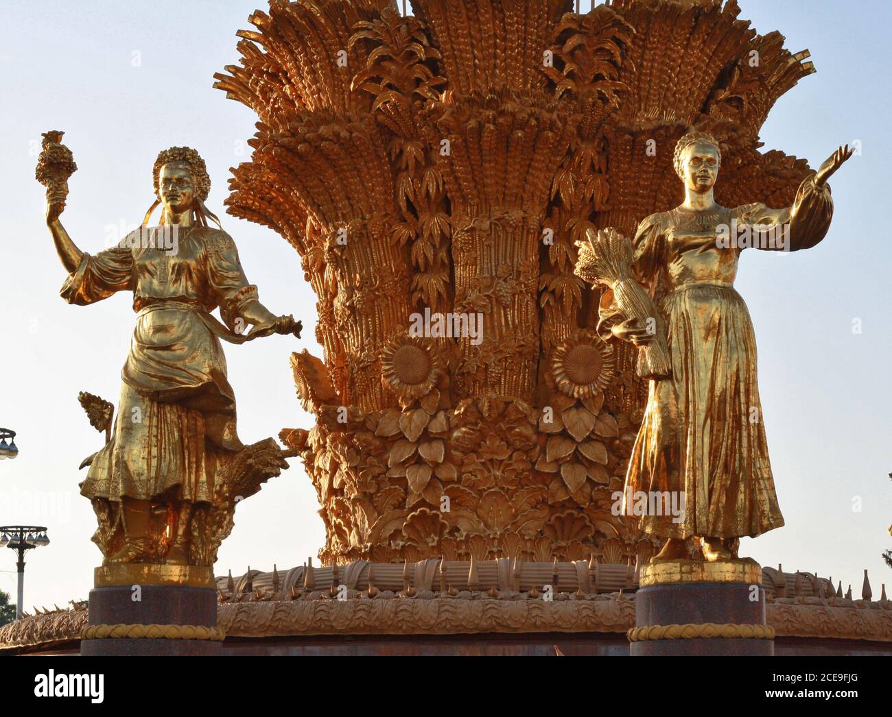 Sculptures en or des femmes contre le ciel Banque D'Images