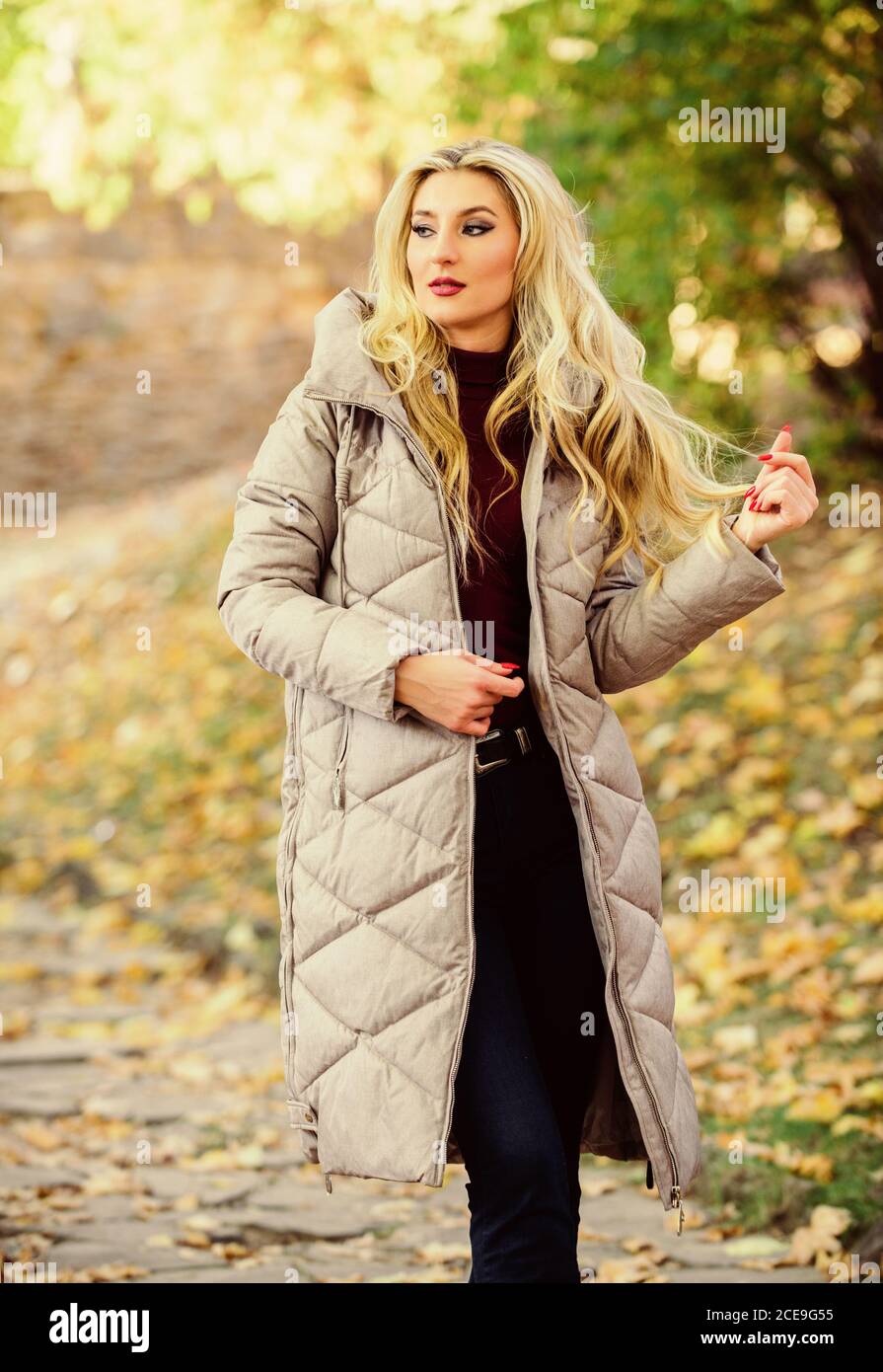 Tout le monde devrait avoir. veste Tendance veste surdimensionnée. Comment  rock puffer jacket comme star. Puffer mode tendance concept. Fille blonde à la  mode parc promenade en automne. Porter Veste Femme gris