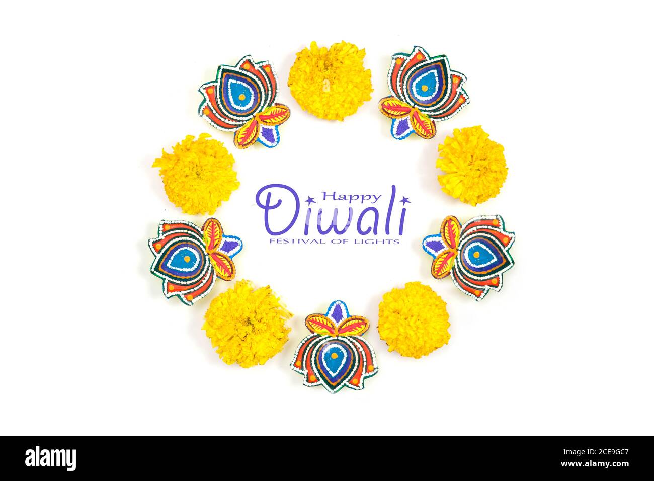 Happy Diwali - Clay Diya lampes allumées pendant Dipavali, festival hindou des lumières célébration. Lampe à huile traditionnelle colorée diya sur fond blanc. Copier Banque D'Images