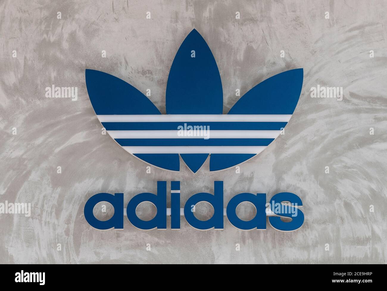 Hong Kong, Chine. 31 août 2020. Un piéton portant un masque facial passe devant le magasin et le logo Adidas de la marque multinationale allemande de vêtements de sport à Hong Kong. Crédit : SOPA Images Limited/Alamy Live News Banque D'Images