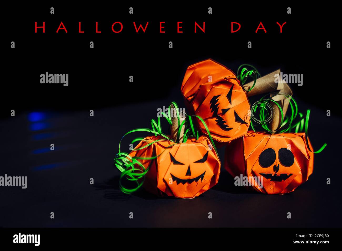 Citrouilles d'Halloween sur fond noir, papier citrouille orange, concepts d'Halloween, Happy Halloween Days, espace copie. Banque D'Images