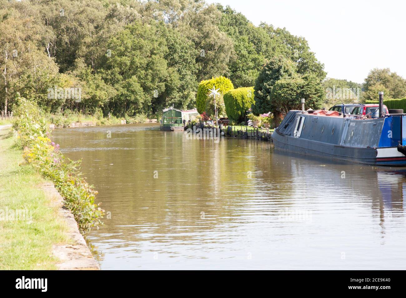 Des bateaux étroits amarrés sur le canal de Macclesfield plus haut Poynton Cheshire Angleterre Banque D'Images