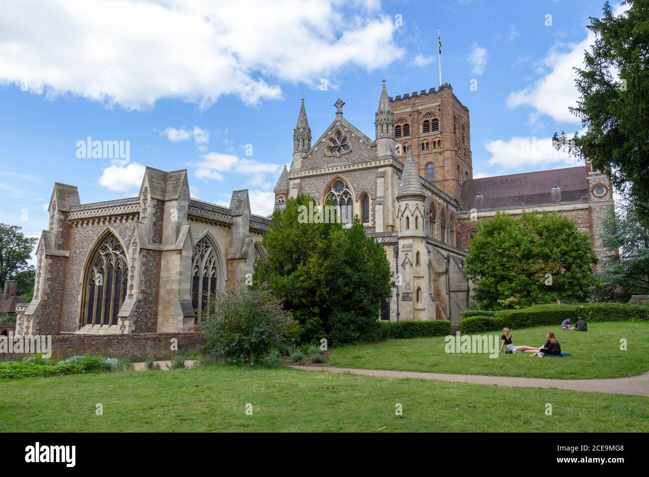 Vue extérieure de la façade est de la cathédrale et de l'église de l'abbaye de Saint Alban, St Albans, Hertfordshire, Royaume-Uni. Banque D'Images