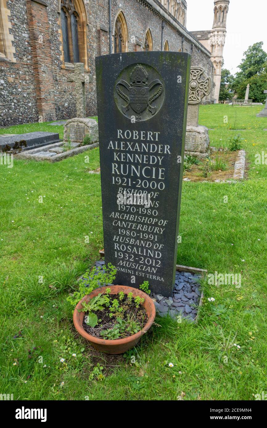 La tombe de Robert Runcie, archevêque de Canterbury, dans le domaine de la cathédrale et de l'église abbatiale de Saint Alban, St Albans, Hertfordshire, Royaume-Uni. Banque D'Images