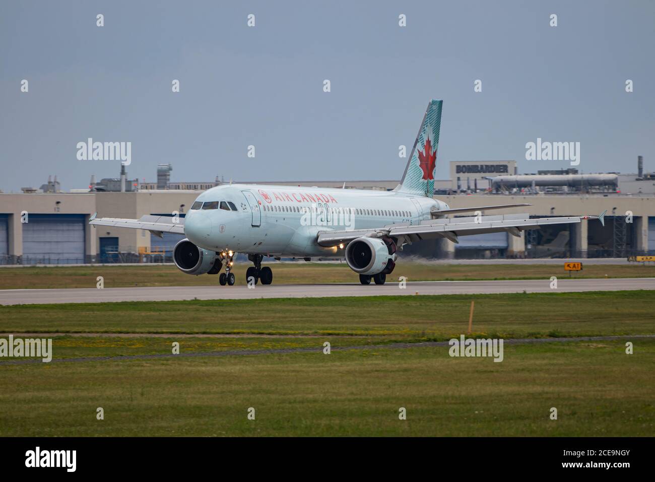 Montréal (Québec) / Canada - 07/02-2020 : atterrissage de l'A320 d'Air Canada à l'aéroport Pierre-Elliott-Trudeau. Banque D'Images