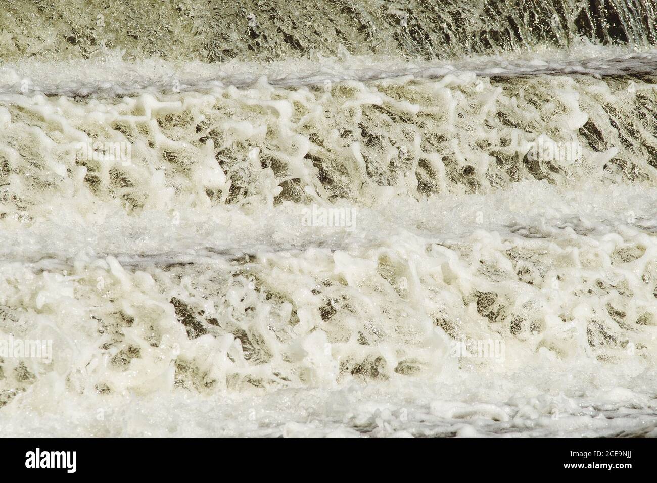 Passage d'eau gelés. L'eau qui coule sur la roche cascades. Mountain river rapids sur ressort Banque D'Images