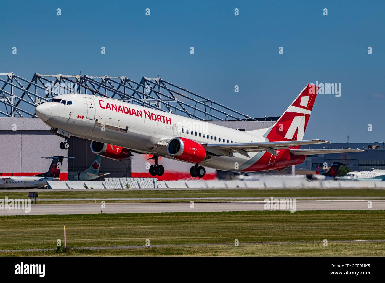 Montréal, Québec / Canada - 06/20-2020 : Canadian North 737-400 combi-décollage de l'aéroport Trudeau de Montréal (CYUL). Banque D'Images